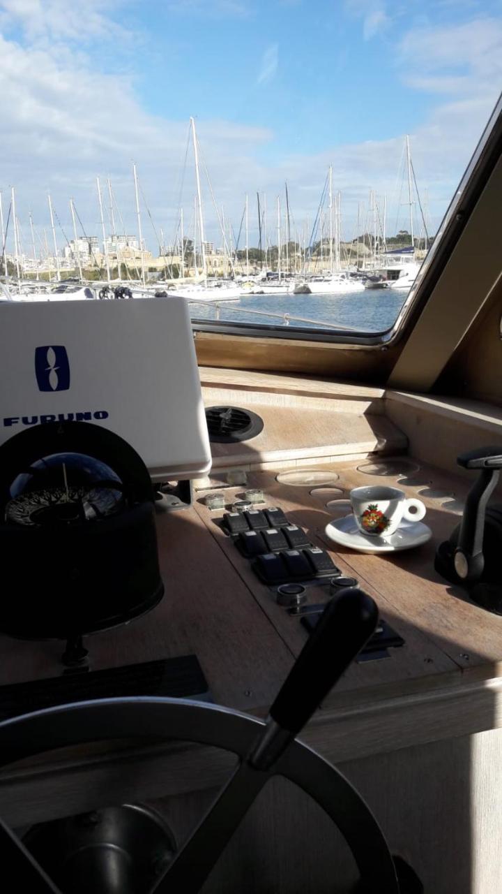 Johnny M Yacht * Ta Xbiex