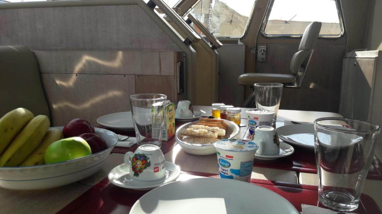 Johnny M Yacht Botel *